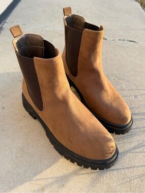 Women’s Suede Cognac Chelsea Boots with Chunky Black Lug Sole 8 New